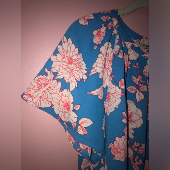 Studio B. By Bobeau Blouse. Size XL, used condition, 97% polyester 3% spandex. - Picture 5 of 9